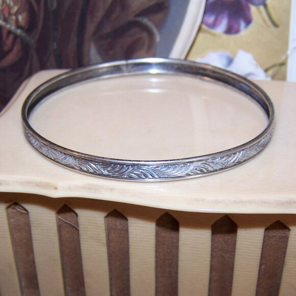 Art Deco Sterling Silver 3/16" Bangle Bracelet - Curled Leaf Design - Picture 6 of 6
